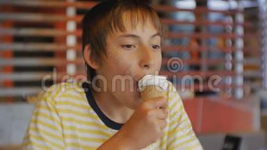 青少年吃快餐。 在快餐店吃冰淇淋锥的青少年男孩的肖像。